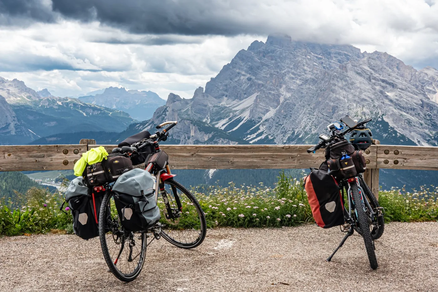 Cyklista s brašnami na vícedenní cyklovýlet krajinou.