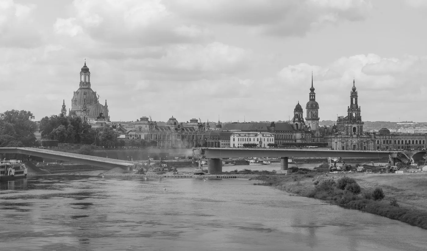 Pohled na historické centrum Drážďan od řeky Labe