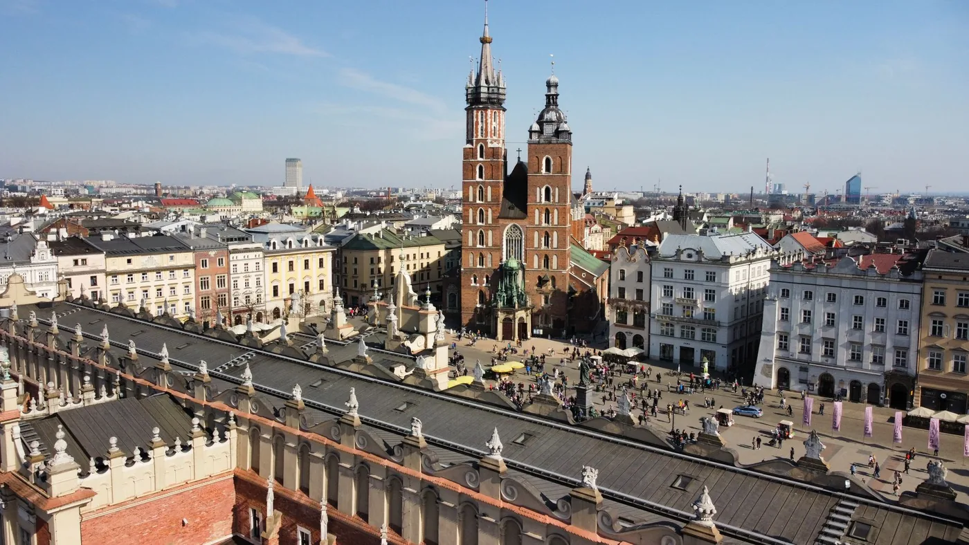 Hlavní náměstí v Krakově s tržnicí Sukiennice v pozadí
