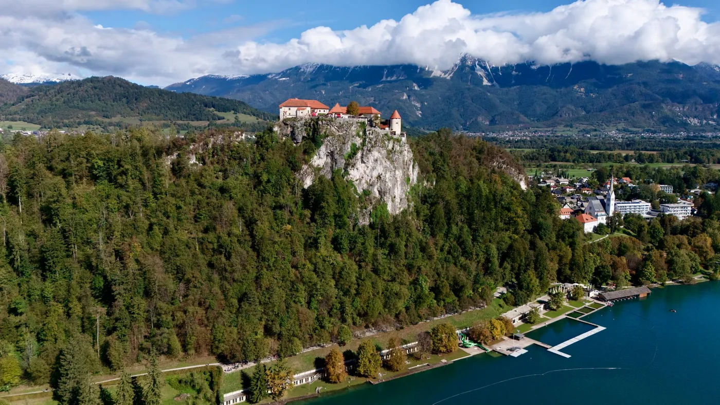 Jezero Bled s kostelíkem na ostrůvku a hradem v pozadí