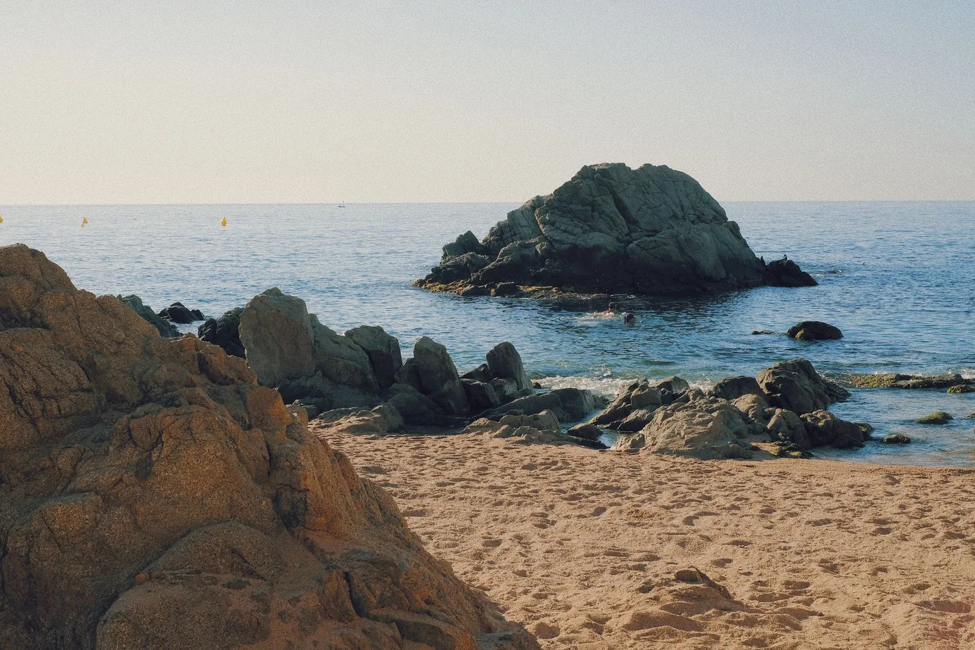 Zátoka s tyrkysovým mořem na pobřeží Costa Brava