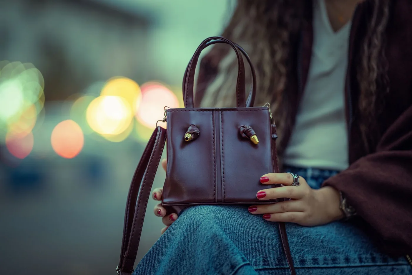 Strukturovaná kabelka nesená v podpaží patří mezi aktuální trendy