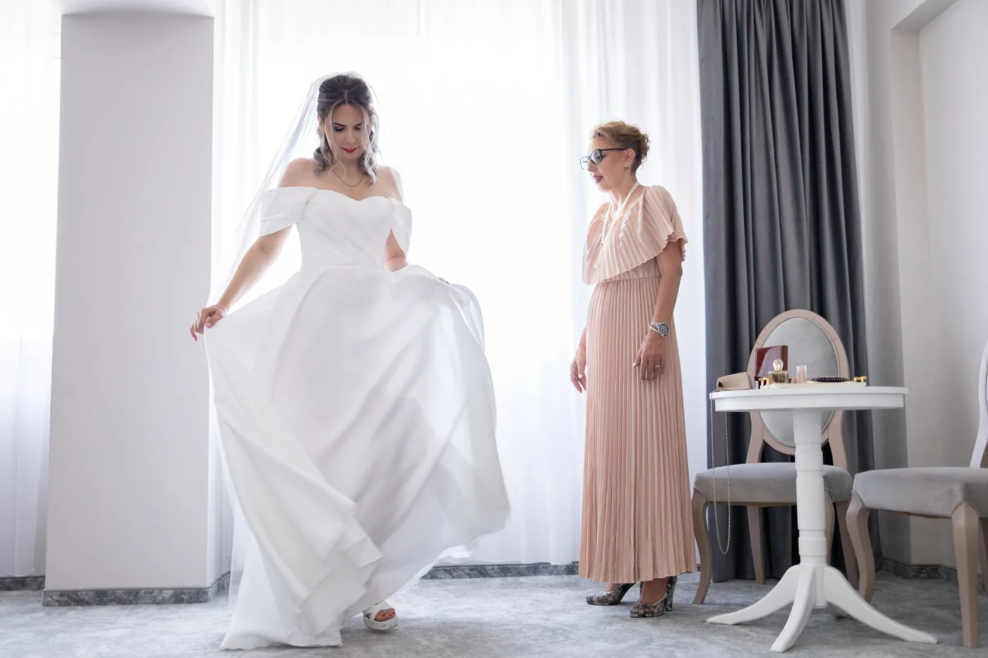 Elegantní společenské šaty vhodné pro matku nevěsty i matku ženicha.