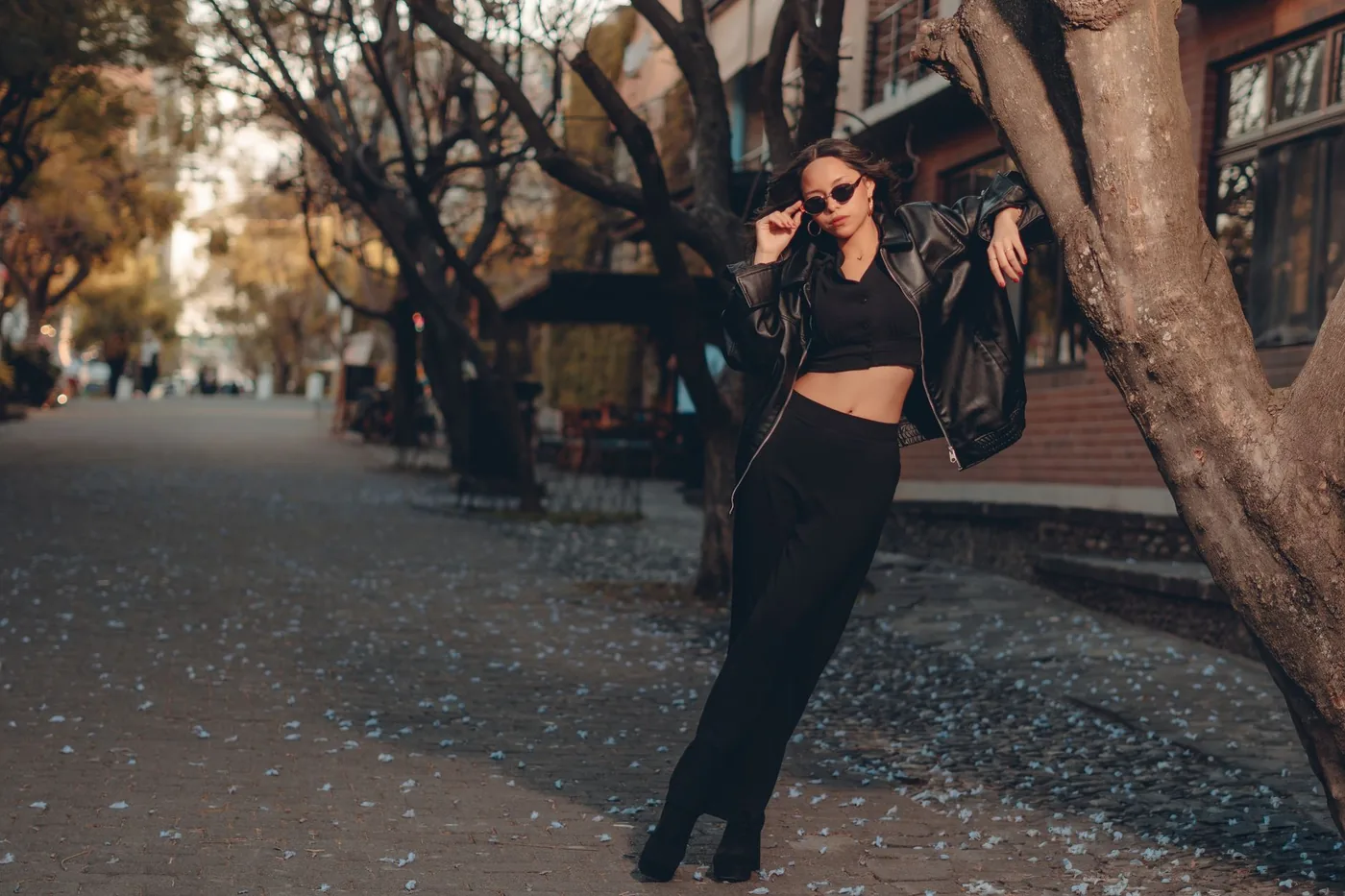 Rozložené kusy oblečení na sezónní outfit