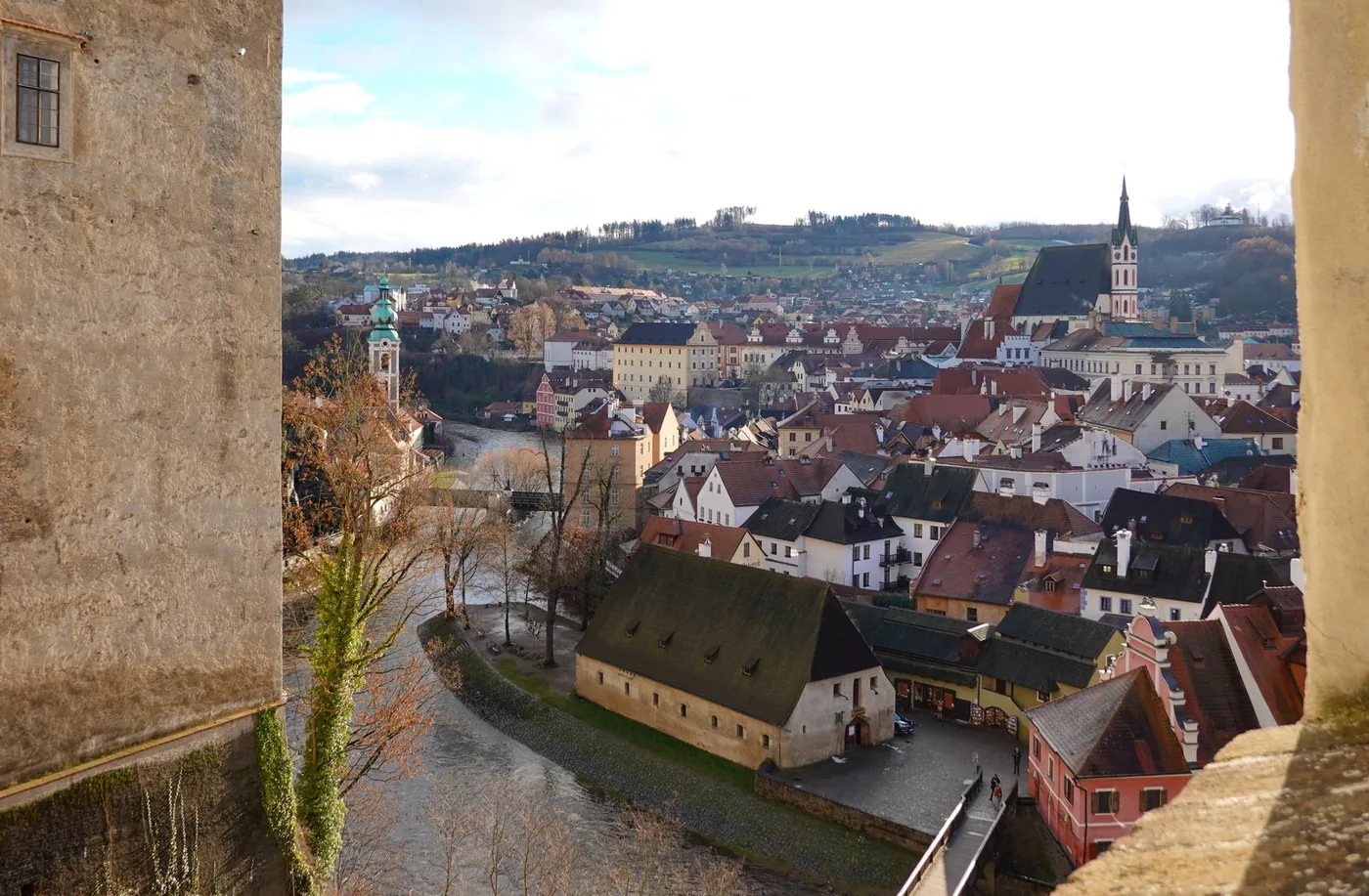 Historické centrum Českého Krumlova s řekou Vltavou.