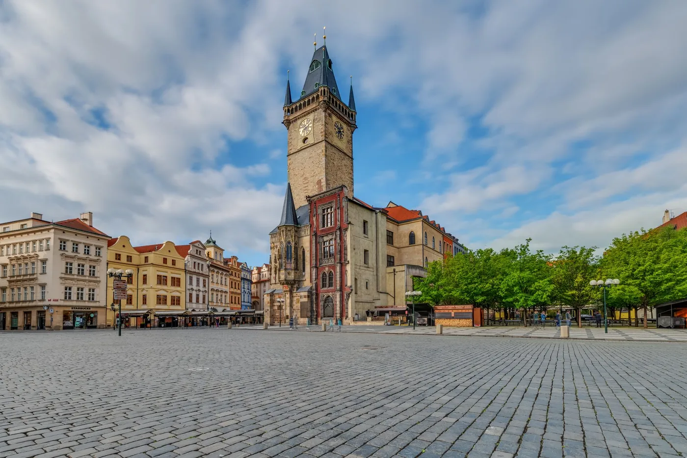 Panorama Pražského hradu nad městem.