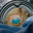 Triky na praní pracovních oděvů, zejména montérek